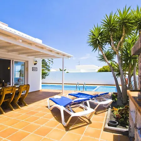 Lovely Mojones Casa Jasmine Heated Pool Short Walk To Puerto del Carmen (Lanzarote)