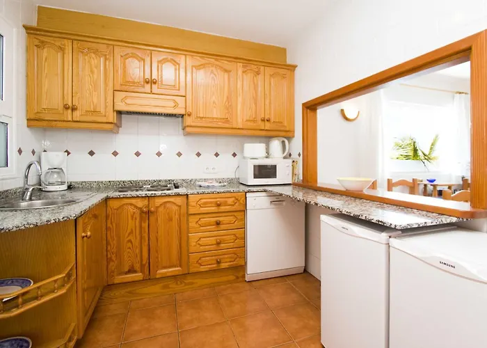 Lovely Mojones Casa Jasmine Heated Pool Short Walk To Villa Puerto del Carmen (Lanzarote)